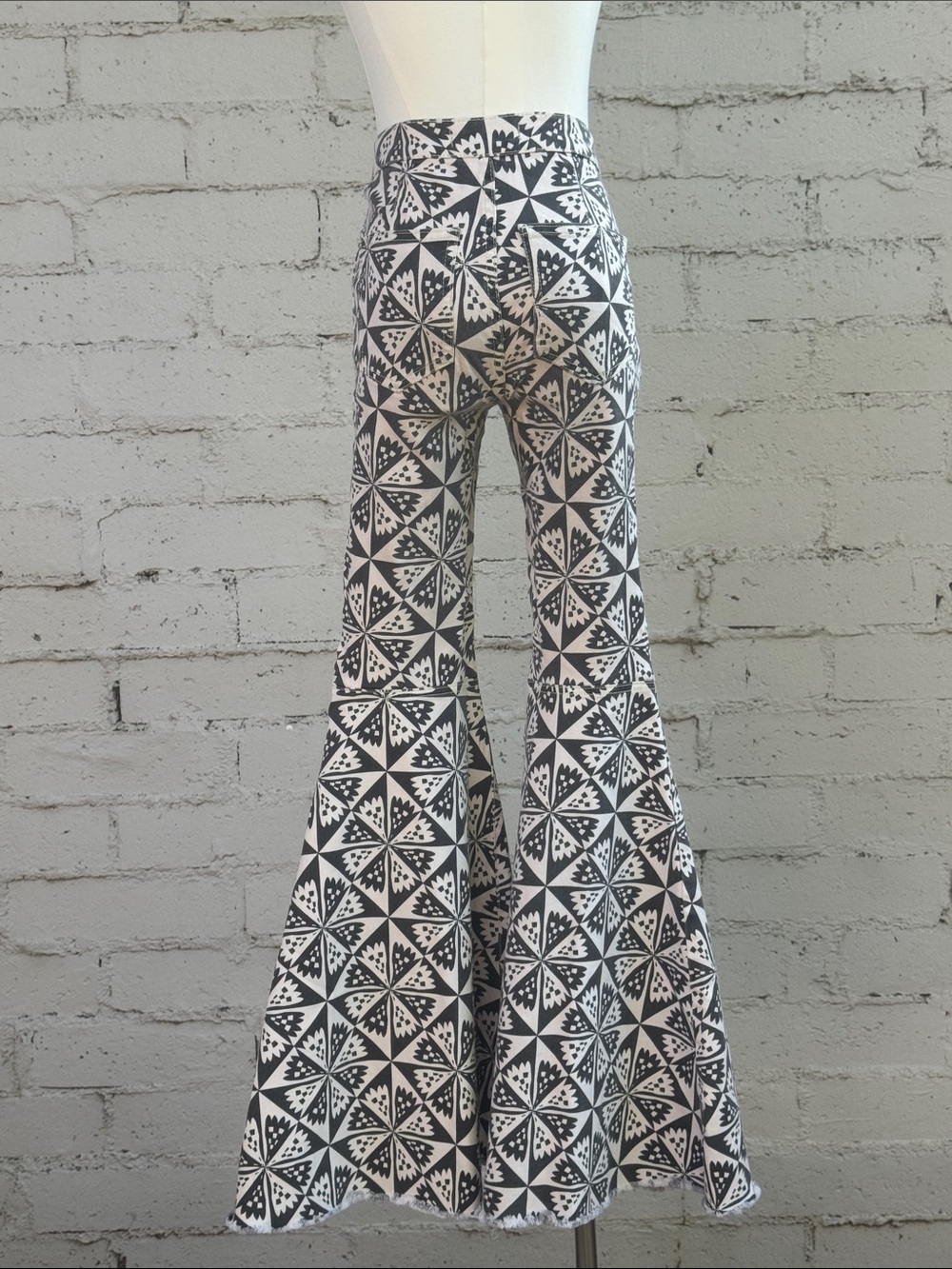 Free People We The Free Just Float On Flare Jeans Geo Black White Size 24 - Picture 8 of 15